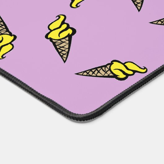 Gelbeispflanze auf lila schreibtischunterlage (Ecke)