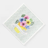 Gelber Behälter mit pastellfarbenen Stiefmütterche Serviette (Ecke)