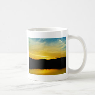 Gelber Bergsee-Sonnenuntergang Kaffeetasse