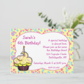 Gelber Cupcake zum Geburtstag Einladung (Stehend Vorderseite)