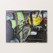 Gelber Feuer-Sturzhelm im Löschfahrzeug Puzzle (Horizontal)