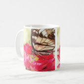 Gelber Frackschmetterling auf einem Zinnia Kaffeetasse (Vorderseite Links)