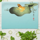 Gelber Frosch auf Lotus Leaf Geschirrtuch (Gefaltet)