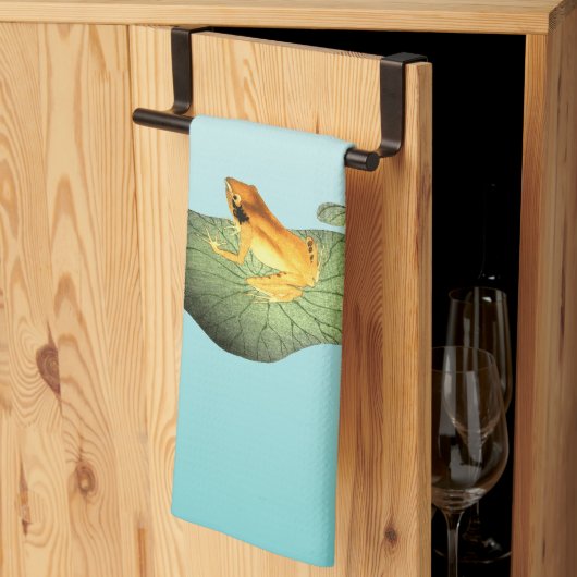 Gelber Frosch auf Lotus Leaf Geschirrtuch (Drittel gefaltet)