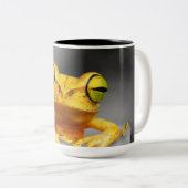 Gelber Frosch Zweifarbige Tasse (VorderseiteRechts)