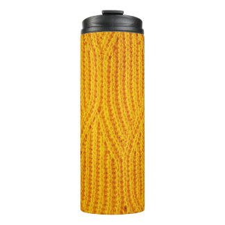 Gelber gestrickter Untergrund aus Spinnstoffen Thermosbecher