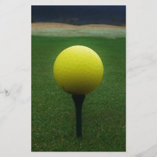 Gelber Golfball auf dem Golfplatz Briefpapier (Vorderseite)