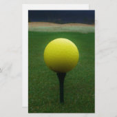Gelber Golfball auf dem Golfplatz Briefpapier (Vorne/Hinten)