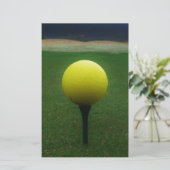 Gelber Golfball auf dem Golfplatz Briefpapier (Stehend Vorderseite)
