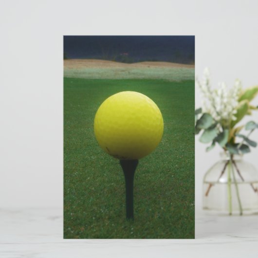 Gelber Golfball auf dem Golfplatz Briefpapier (Stehend Vorderseite)