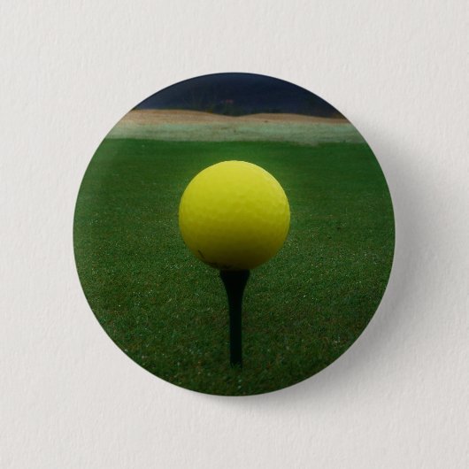 Gelber Golfball auf dem Golfplatz Button (Vorderseite)