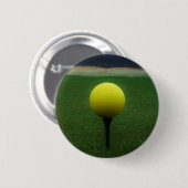 Gelber Golfball auf dem Golfplatz Button (Vorne & Hinten)