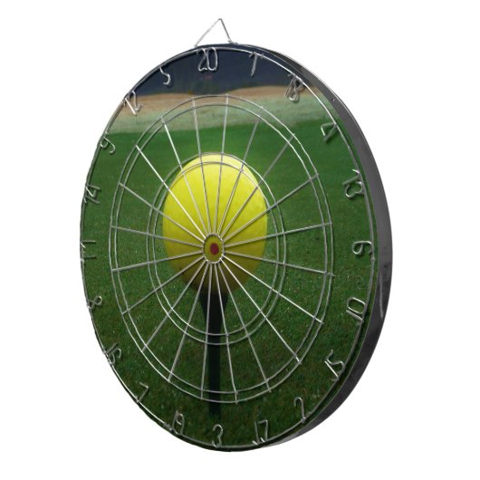 Gelber Golfball auf dem Golfplatz Dartscheibe (Vorderseite rechts)