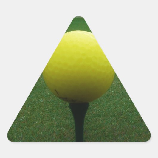 Gelber Golfball auf dem Golfplatz Dreieckiger Aufkleber (Vorderseite)