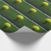 Gelber Golfball auf dem Golfplatz Geschenkpapier (Ecke)