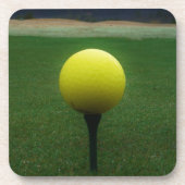 Gelber Golfball auf dem Golfplatz Getränkeuntersetzer (Vorderseite)