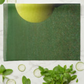 Gelber Golfball auf dem Golfplatz Handtuch (Gefaltet)