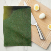 Gelber Golfball auf dem Golfplatz Handtuch (Viertel Falte)