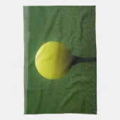 Gelber Golfball auf dem Golfplatz Handtuch (Vertikal)
