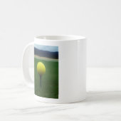 Gelber Golfball auf dem Golfplatz Kaffeetasse (Vorderseite Links)