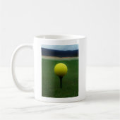 Gelber Golfball auf dem Golfplatz Kaffeetasse (Links)