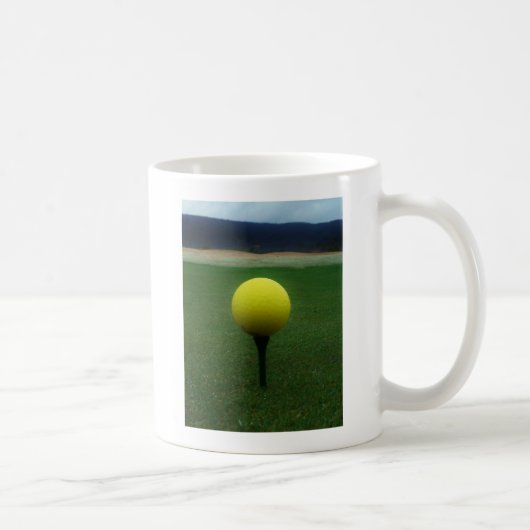 Gelber Golfball auf dem Golfplatz Kaffeetasse (Rechts)