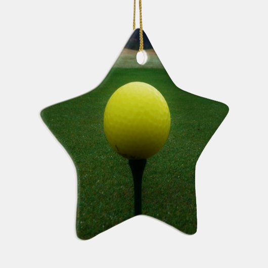 Gelber Golfball auf dem Golfplatz Keramik Ornament (Rechts)