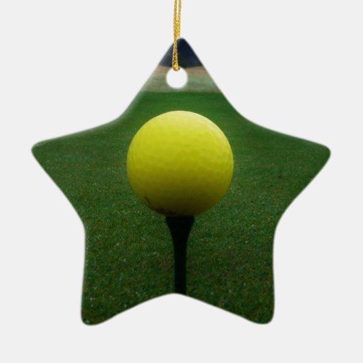 Gelber Golfball auf dem Golfplatz Keramik Ornament (Vorne)