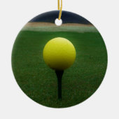 Gelber Golfball auf dem Golfplatz Keramik Ornament (Vorne)