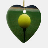 Gelber Golfball auf dem Golfplatz Keramikornament (Rechts)
