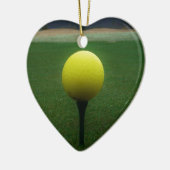 Gelber Golfball auf dem Golfplatz Keramikornament (Links)