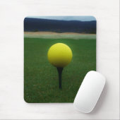 Gelber Golfball auf dem Golfplatz Mousepad (Mit Mouse)