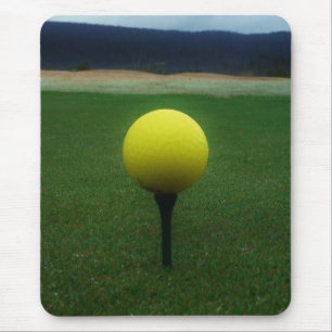 Gelber Golfball auf dem Golfplatz Mousepad