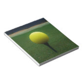 Gelber Golfball auf dem Golfplatz Notizblock (angewinkelt)