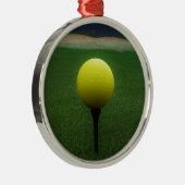 Gelber Golfball auf dem Golfplatz Ornament Aus Metall (Rechts)