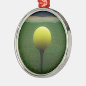 Gelber Golfball auf dem Golfplatz Ornament Aus Metall (Links)