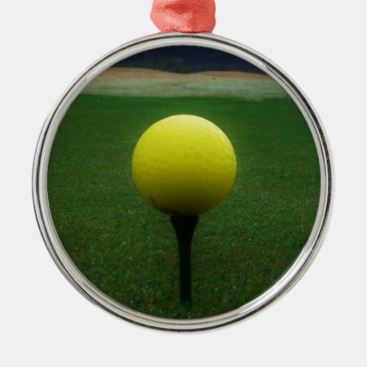 Gelber Golfball auf dem Golfplatz Ornament Aus Metall (Vorne)