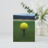 Gelber Golfball auf dem Golfplatz Postkarte (Stehend Vorderseite)
