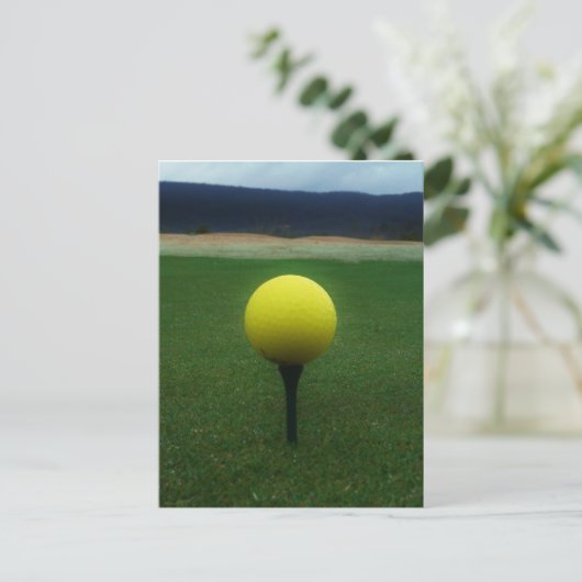 Gelber Golfball auf dem Golfplatz Postkarte (Stehend Vorderseite)