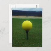 Gelber Golfball auf dem Golfplatz Postkarte (Vorne/Hinten)