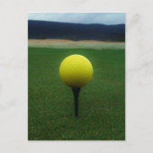 Gelber Golfball auf dem Golfplatz Postkarte (Vorderseite)