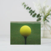 Gelber Golfball auf dem Golfplatz Postkarte (Stehend Vorderseite)