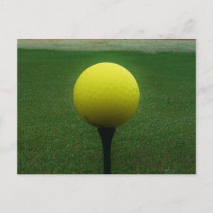 Gelber Golfball auf dem Golfplatz Postkarte
