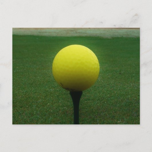 Gelber Golfball auf dem Golfplatz Postkarte (Vorderseite)