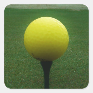Gelber Golfball auf dem Golfplatz Quadratischer Aufkleber