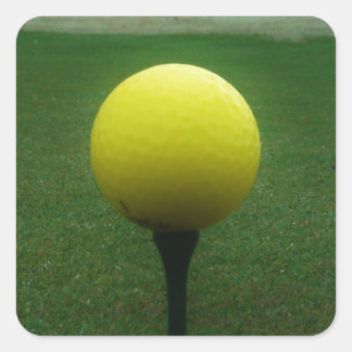 Gelber Golfball auf dem Golfplatz Quadratischer Aufkleber