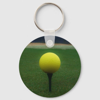 Gelber Golfball auf dem Golfplatz Schlüsselanhänger