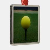 Gelber Golfball auf dem Golfplatz Silbernes Ornament (Rechts)