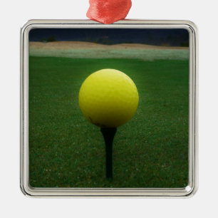 Gelber Golfball auf dem Golfplatz Silbernes Ornament