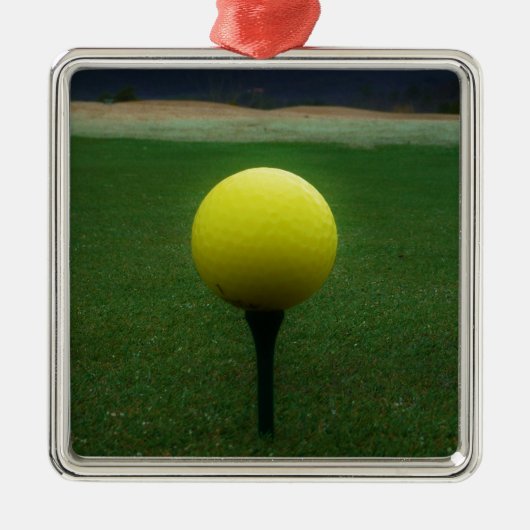 Gelber Golfball auf dem Golfplatz Silbernes Ornament (Vorne)
